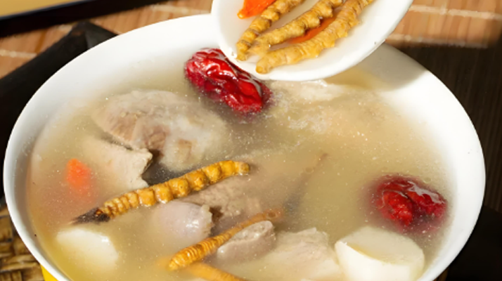 老人可以喝冬蟲夏草茶嗎？科學飲用的養(yǎng)生指南